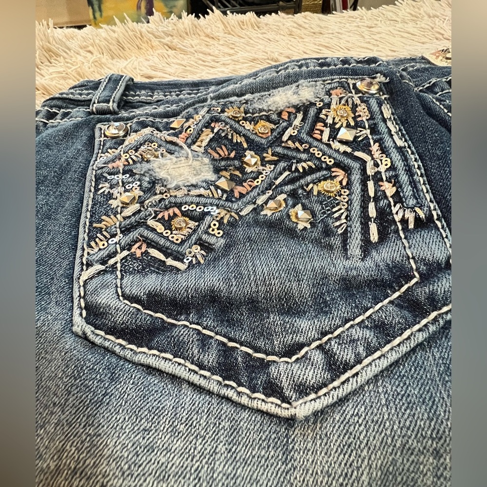 Miss Me Distressed ZigZag Waves Capris - Picture 4 of 14